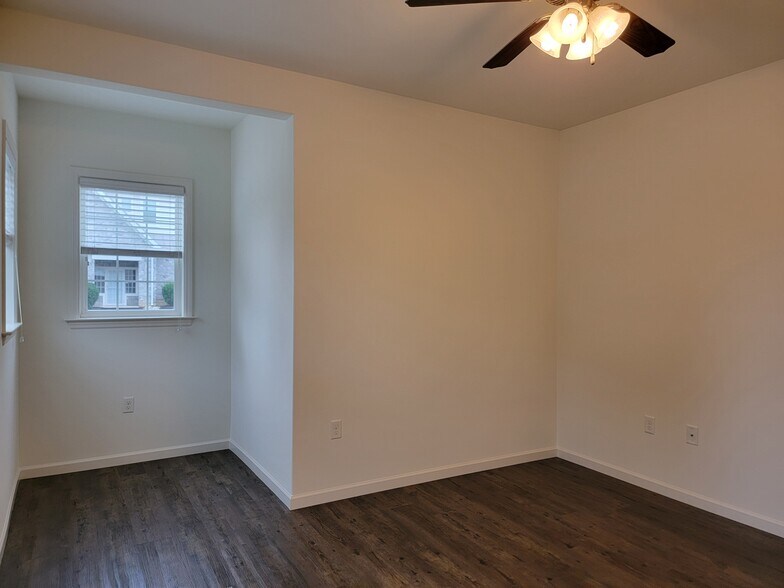 Building Photo - 619 Thornberry Ln
