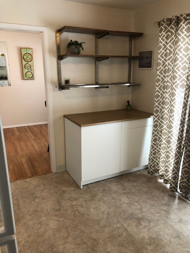 Building Photo - 891 S Taft St