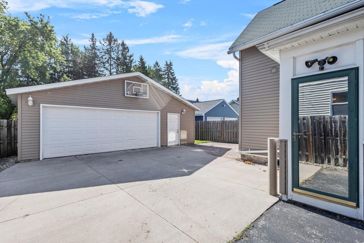 Building Photo - 1025 W 8th St