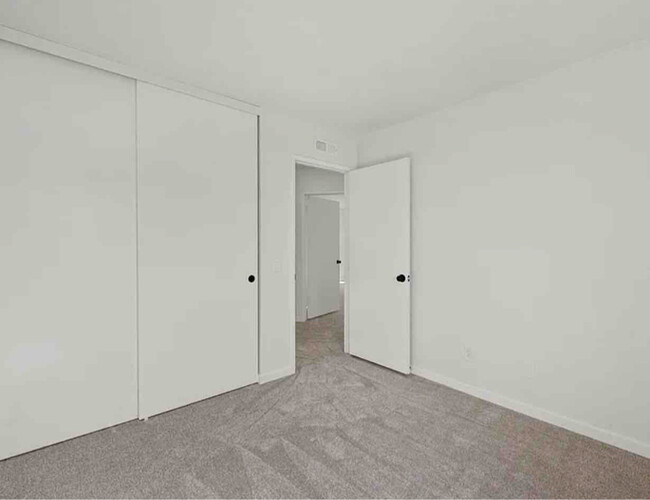 Building Photo - 220 Riverview Way