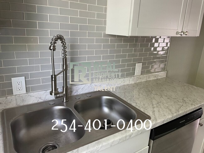 Building Photo - NOW AVAILABLE 3 Bedroom, 2 Bathroom Home f...