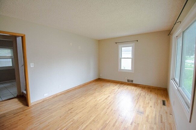 Building Photo - 3BR Home on Large Corner Lot – NW Rochester