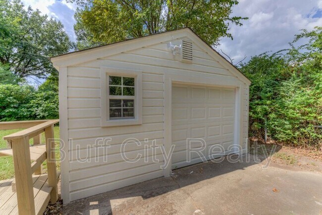 Building Photo - 1409 Dearing Rd