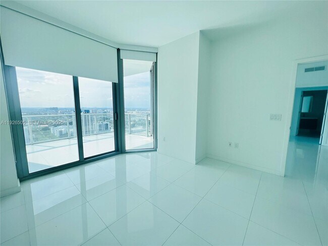 Building Photo - 851 NE 1st Ave