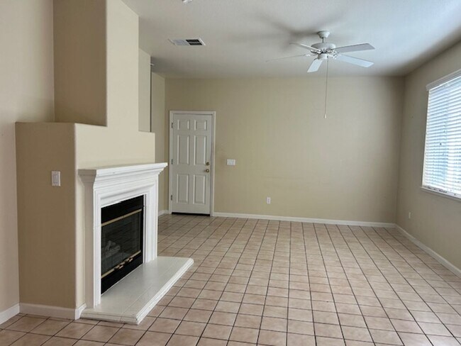 Building Photo - Spacious 4 bedroom, 2.5 Bathroom Available...