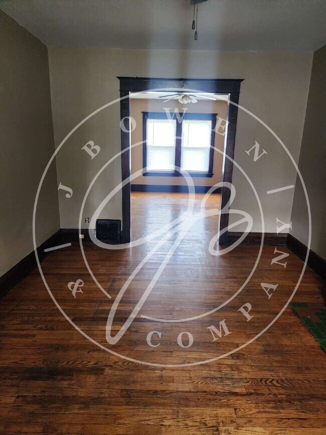Building Photo - "Charming 2-Bedroom Townhouse on East Broa...