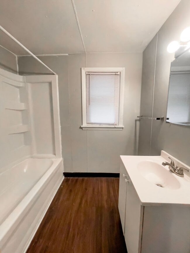 Building Photo - PRELEASING for AUGUST! Close to Campus: Washer and Dryer Included