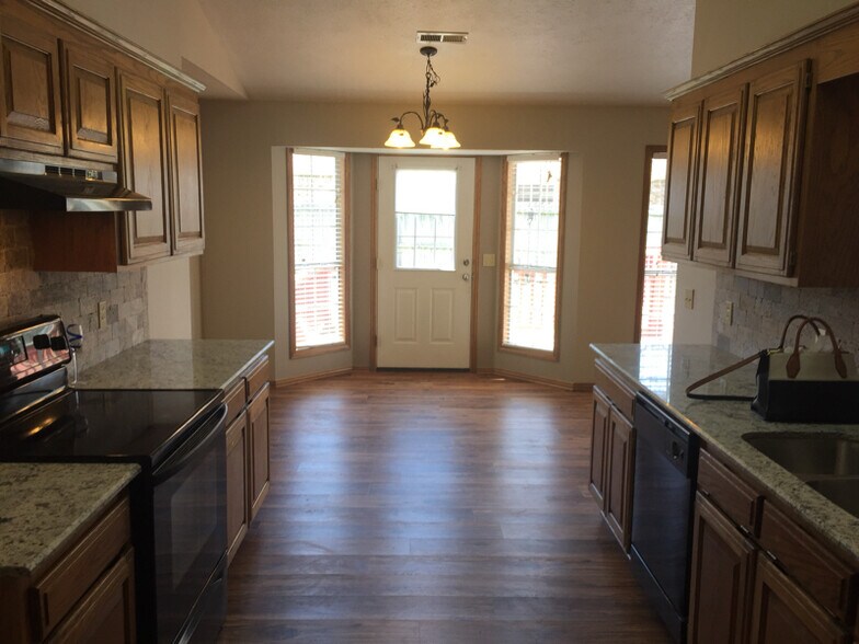 Building Photo - 653 Walnut Ridge St