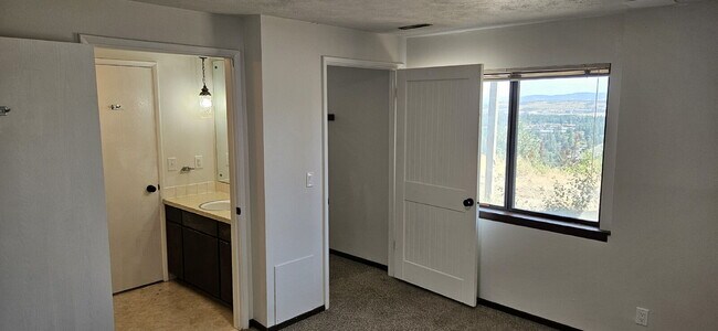 Building Photo - 2 Bed 1 Bath Daylight Basement property. P...