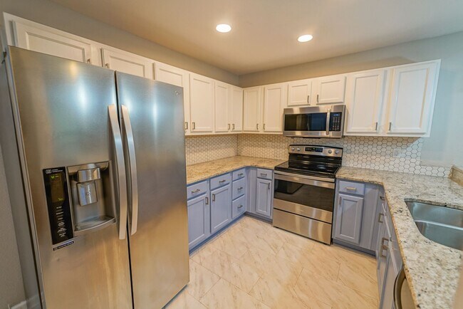 Building Photo - UPDATED 2 Bed / 2 Bath with LOFT in Summer...