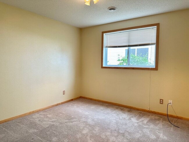 Building Photo - 5 Bedroom 2 Bath South Fargo