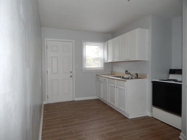 Building Photo - 1019-B Mckee