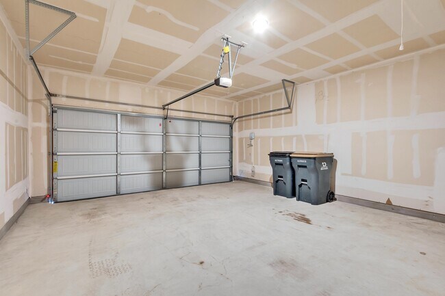 Building Photo - 211 Short Leaf Dr