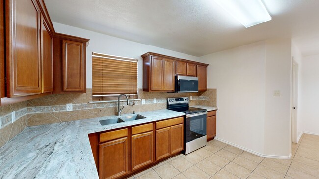 Building Photo - PRICE IMPROVEMENT IN WHITE ROCK $1,995!!!!