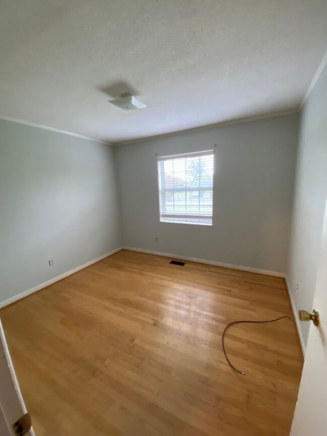 Building Photo - 3 Bedroom 1.5 Bath House