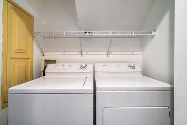 Building Photo - 801 Crystal Br Wy