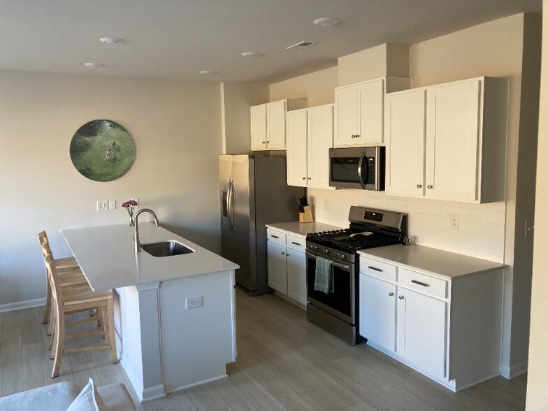 Building Photo - 12 Twiggs Ln