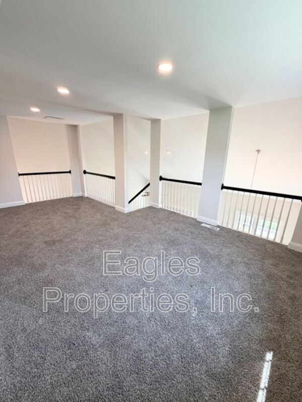 Building Photo - 210 Creekside Dr