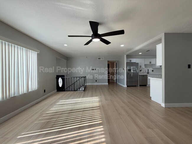 Building Photo - 429 E Greenway Dr