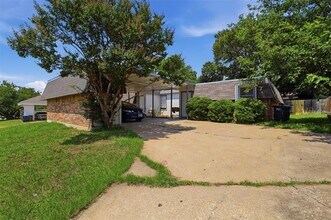 Building Photo - 6811 Trail Lake Dr