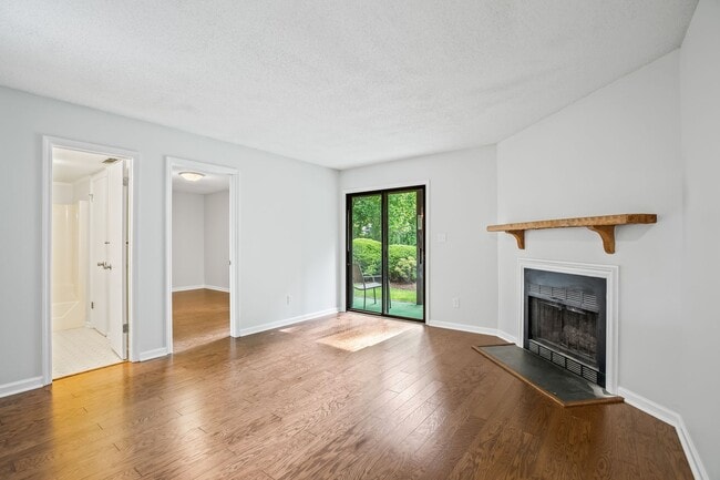 Building Photo - Great 2 Bedroom Available End Of July