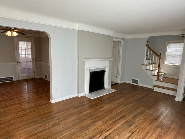 Building Photo - Gorgeous 3 bd, 2 bath South Euclid Home Awaits!