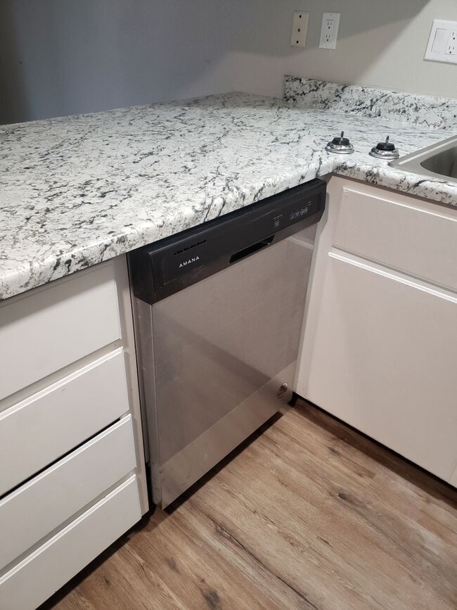 Building Photo - Renovated 2 bed / 1 bath with washer/dryer...