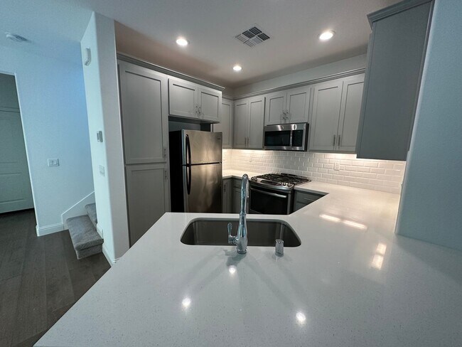 Building Photo - Charming 3 Bed / 2.5 Bath Home with Modern Upgrades