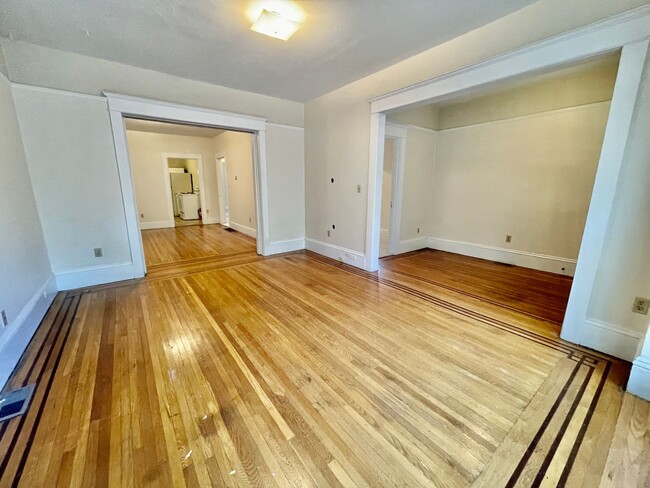 Building Photo - Large Queen Anne 2 Bedroom - Excellent Loc...