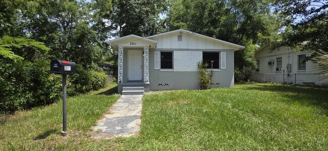 Primary Photo - 2011 W 5th St