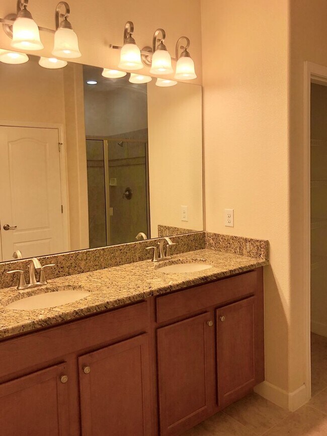 Building Photo - Beautiful 3/2 Spacious Home with a Covered...