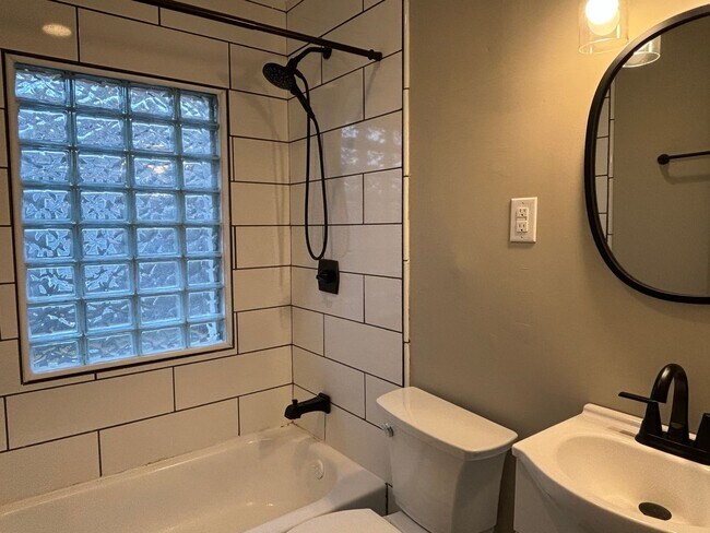 Building Photo - $625 OFF FIRST MONTH'S RENT! Charming 2-Bed, 1-Bath Single-Family Home in Indianapolis!