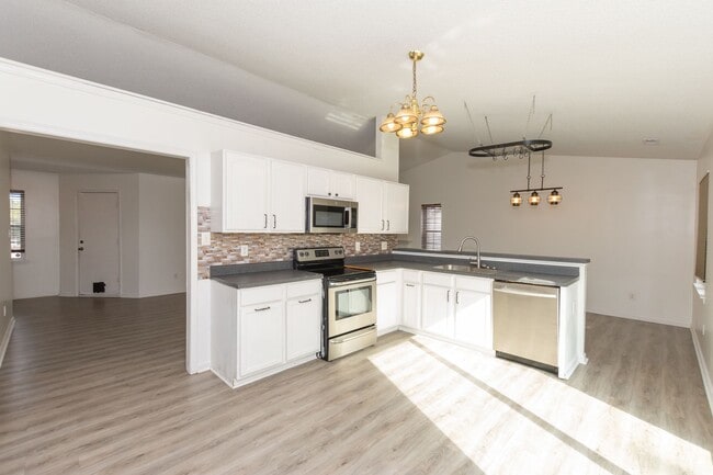 Building Photo - Great home in Hubert