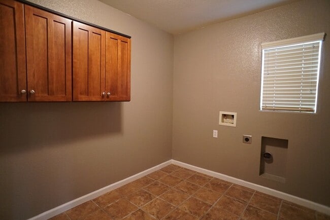 Building Photo - Spacious 4 bedroom 2.5 bathroom in Lincoln Crossing!