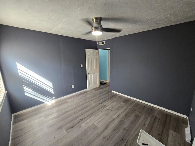 Building Photo - Four Bedroom Two Bathroom House in East Cl...