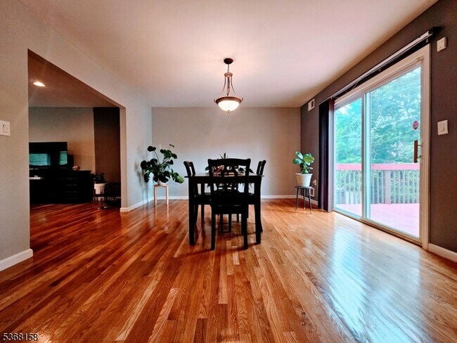 Building Photo - 30 Custer Ave