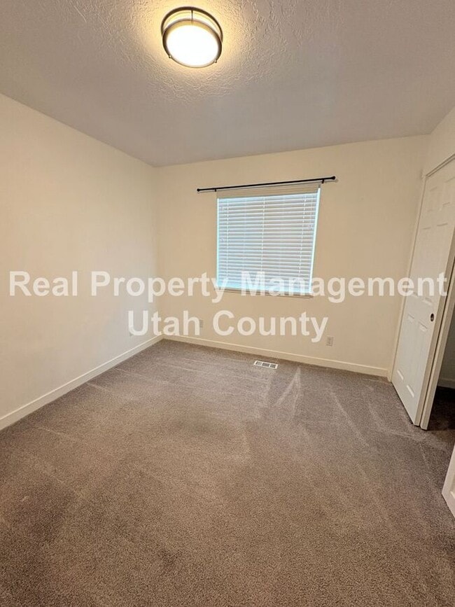 Building Photo - 614 N 550 E St