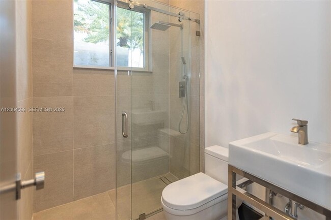 Building Photo - 2440 N Shore Terrace