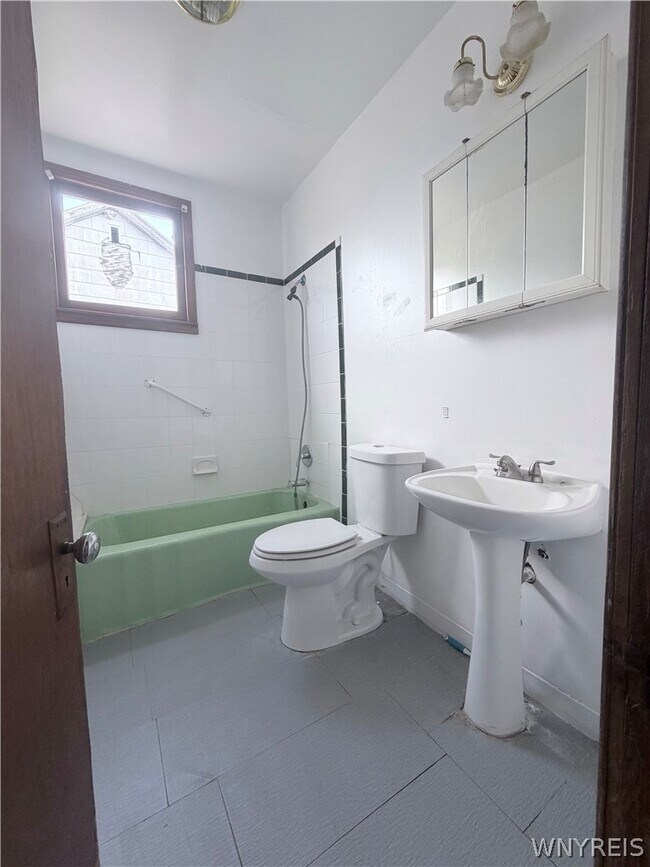 Building Photo - 901 South Park Ave