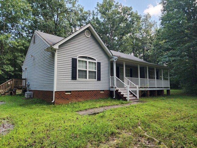 Building Photo - 3 Bedroom 2 Bath Brick Rancher in New Kent!