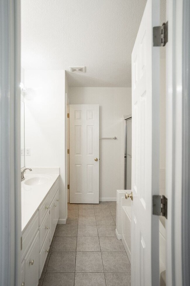 Building Photo - 537 Cedar Rock Dr