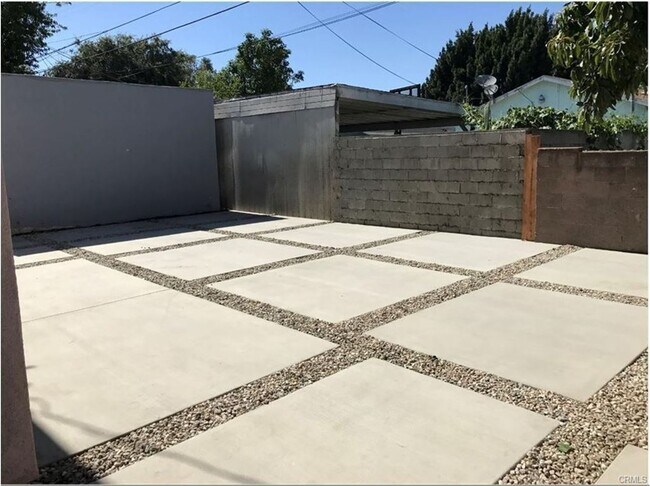 Building Photo - 85(221)