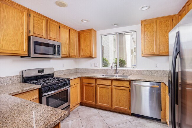 Building Photo - Charming Ground-Level Condo in California ...
