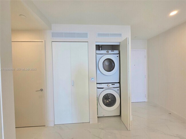 Building Photo - 700 NE 24th St