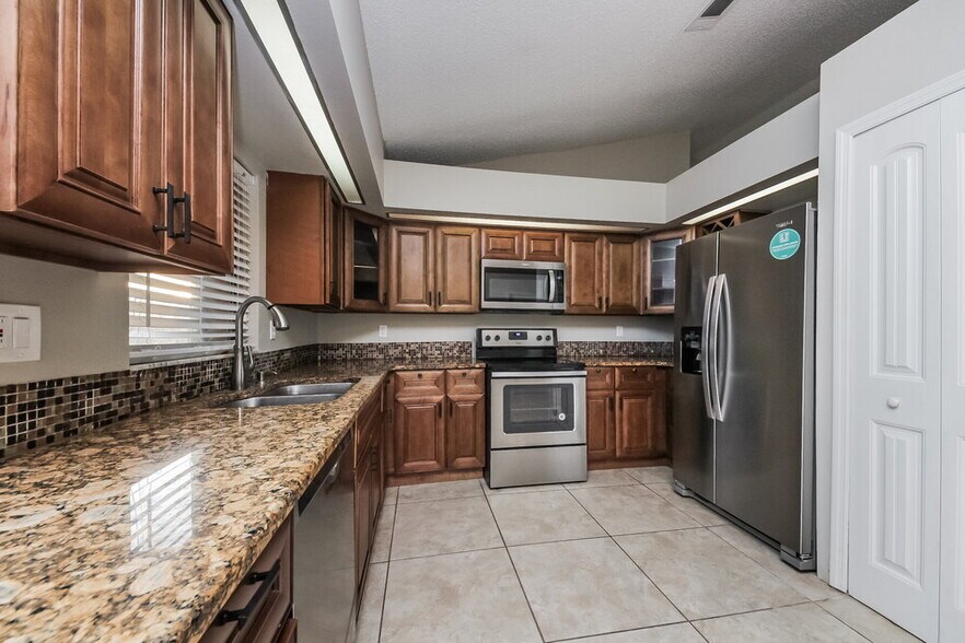 Building Photo - 310 Medina Ct