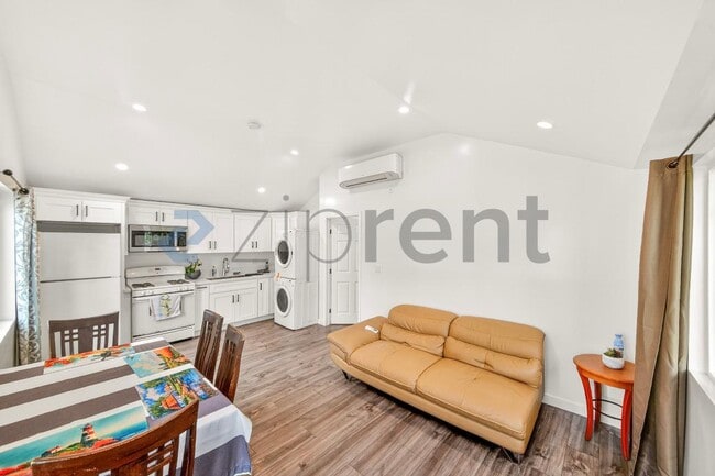 Building Photo - 2431 S Catalina St