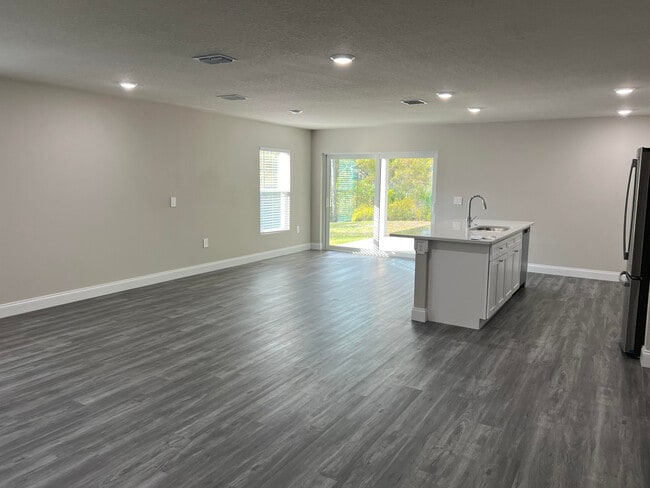 Building Photo - 850 San Filippo Dr SE