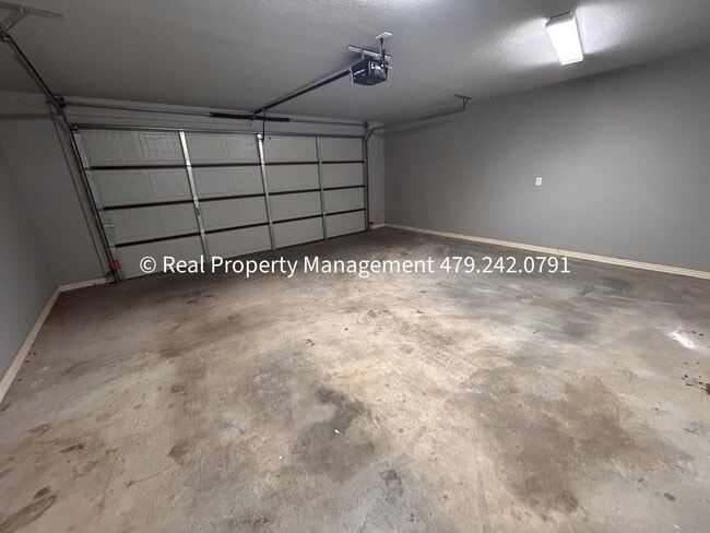Building Photo - MOVE IN SPECIAL - HALF OFF MOVE IN RENT! B...