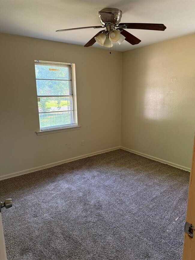Building Photo - 1617 Leigh Dr