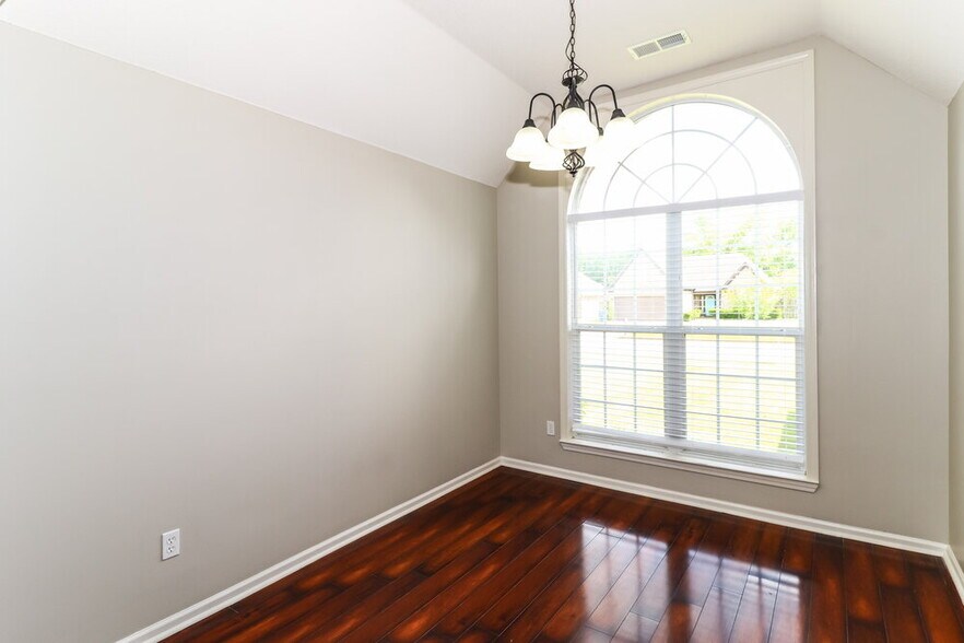 Building Photo - 105 Clay Hills Dr